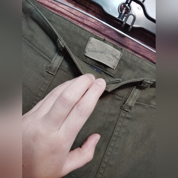 Universal Threads Women's Army Green Boot cut HW Cargo Pants In Size 2! - Picture 2 of 6